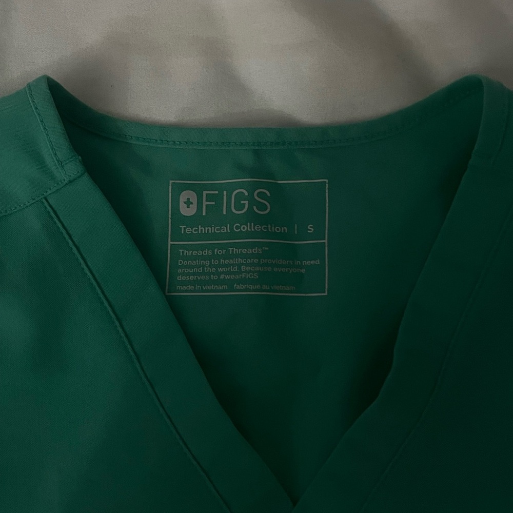 FIGS SCRUB TOP - Picture 2 of 3